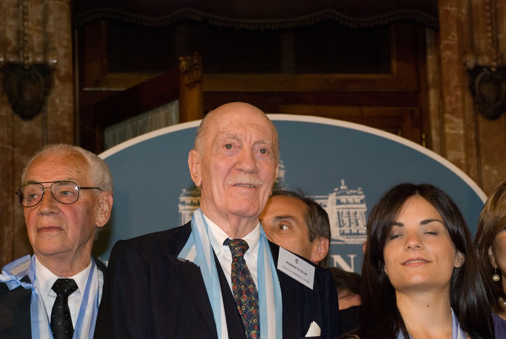 Roberto Elias recibe el premio Delfor Cabrera