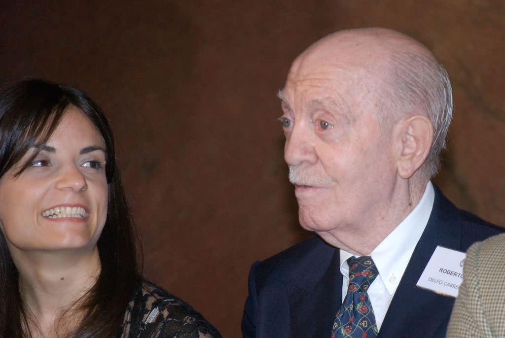 Roberto Elias recibe el premio Delfor Cabrera