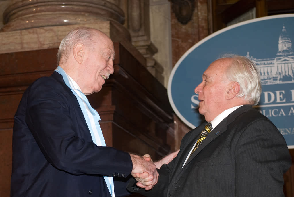 Roberto Elias recibe el premio Delfor Cabrera