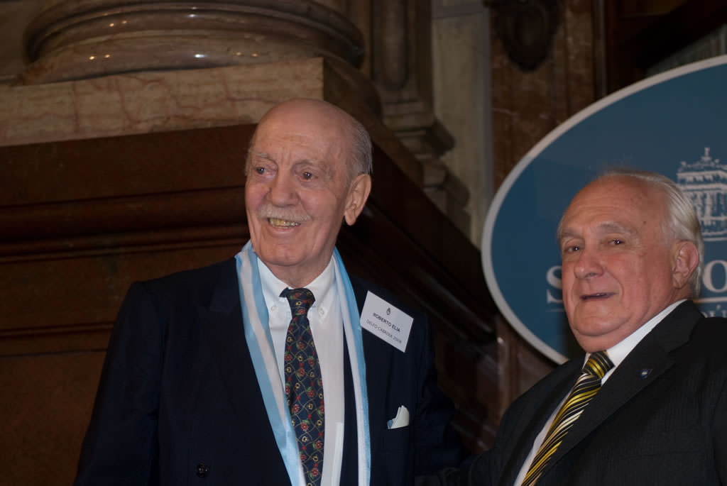 Roberto Elias recibe el premio Delfor Cabrera