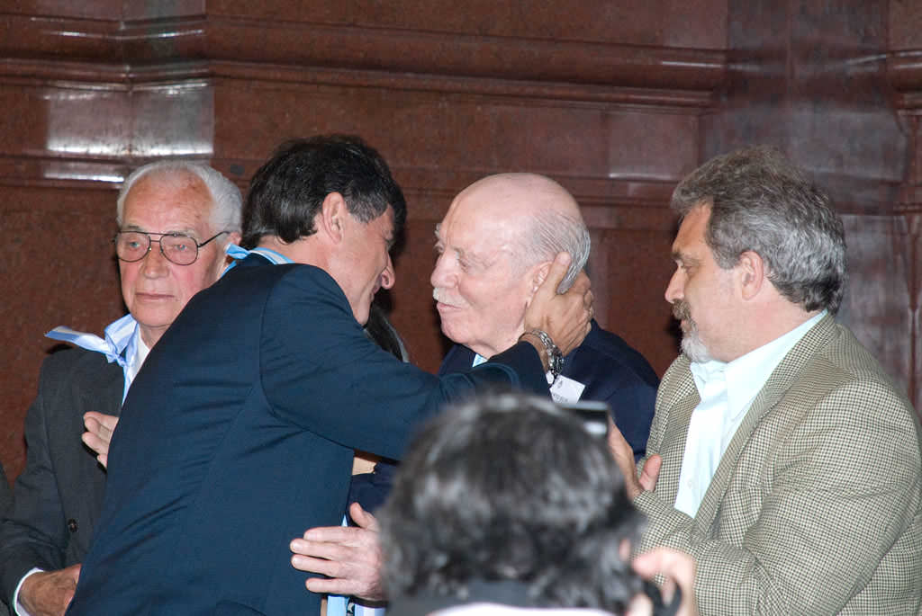 Mario Kempes saluda a Roberto Elias