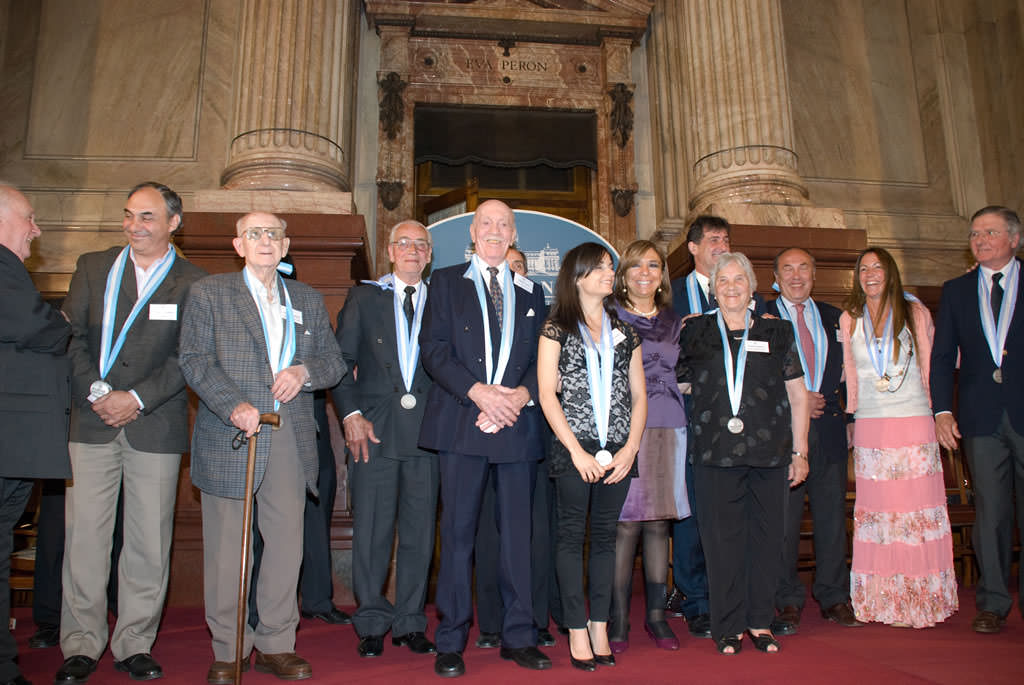 Roberto Elias recibe el premio Delfor Cabrera